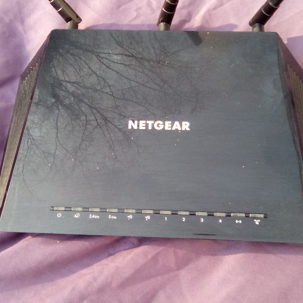 NETGEAR Black Wireless Router with Three External Antennas - Picture 2 of 3